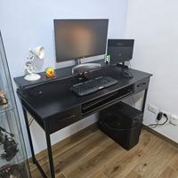 Scrivania nera con supporto Monitor