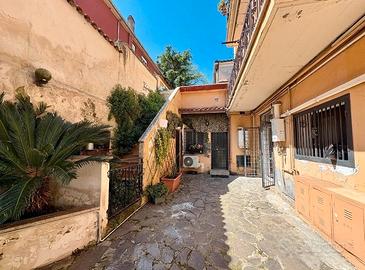 Laurentina trigoria bilocale con giardino privato