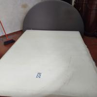 letto con testata in buone condizioni 