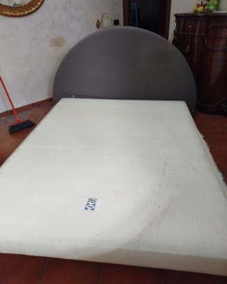 letto con testata in buone condizioni 