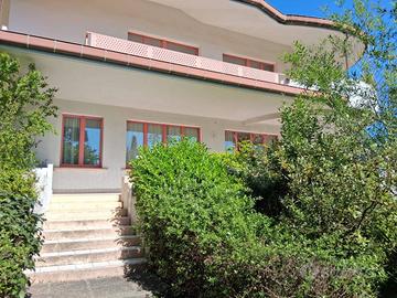 Appartamento di 139 m² con 5 locali e box auto a R