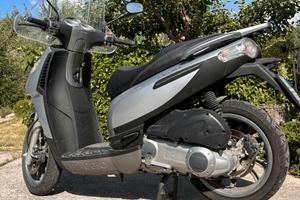 Scooter a ruota alta piaggio  carnaby 200