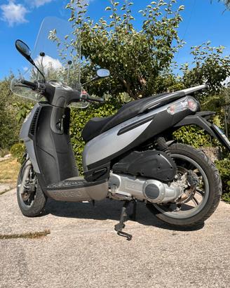 Scooter a ruota alta piaggio  carnaby 200
