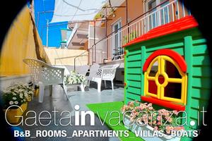 Alloggio con giardinetto sulla spiaggia di Serapo