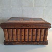 Scatola di legno intarsiata antica