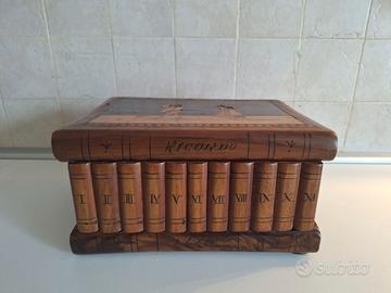 Scatola di legno intarsiata antica
