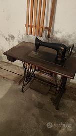 Macchina da cucire a pedale d’epoca Burgala