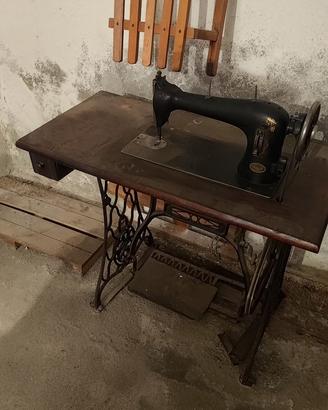 Macchina da cucire a pedale d’epoca Burgala