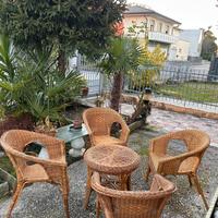 Sedie in vimini con tavolino e coscini