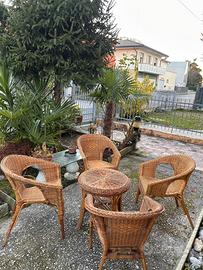 Sedie in vimini con tavolino e coscini