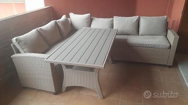 Soggiorno da esterno: divano angolare + tavolo da