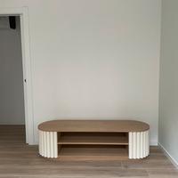 Mobile tv con tondelli bianchi