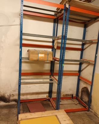 scaffali metallo fascia rossa