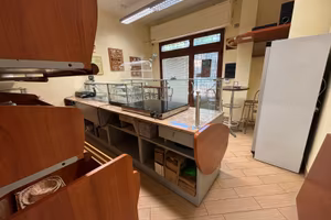 Locale commerciale attrezzato in via Portogallo