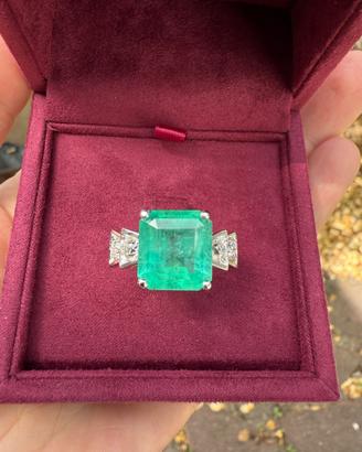 Anello in Oro Bianco 18kt con Smeraldo e Diamanti