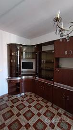 Vetrina angolare da salotto in legno e vetro fumé