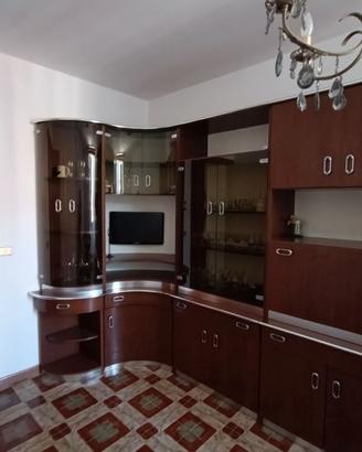 Vetrina angolare da salotto in legno e vetro fumé