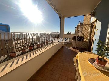 TRILOCALE FRONTE MARE CON ACCESSO INDIPENDENTE
