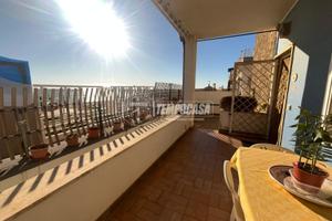 TRILOCALE FRONTE MARE CON ACCESSO INDIPENDENTE