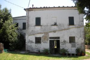 Casa in sasso con servizi e uliveto