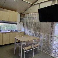 Bungalow con roulotte e veranda