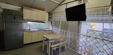 Bungalow con roulotte e veranda