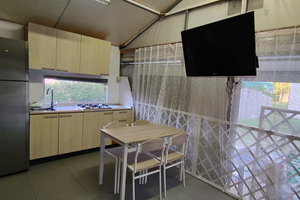 Bungalow con roulotte e veranda