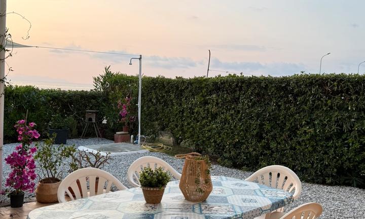 Casa fronte mare con giardino