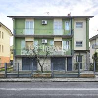 PORZIONE DI BIFAMILIARE CON GIARDINO E GARAGE