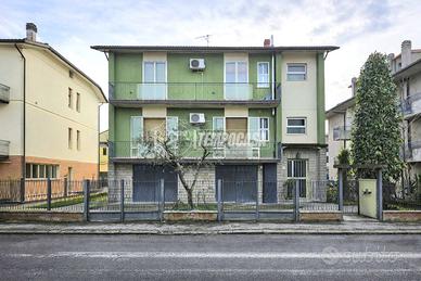 PORZIONE DI BIFAMILIARE CON GIARDINO E GARAGE