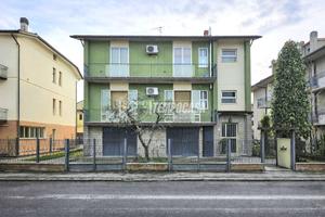 PORZIONE DI BIFAMILIARE CON GIARDINO E GARAGE