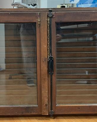 Finestra in legno per casetta.