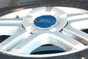 4 CERCHI IN LEGA R 15 4 FORI CO0MPLETI DI GOMME