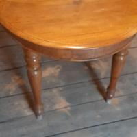 Tavolo da pranzo in legno di noce