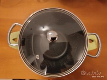 Pentola con scolapasta e coperchio