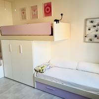 Cameretta moderna con 3 letti