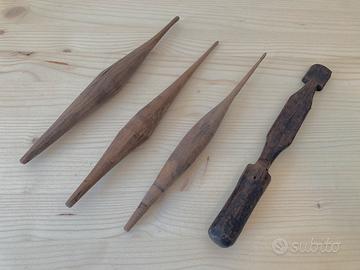 Fusi antichi in legno per filatura lana