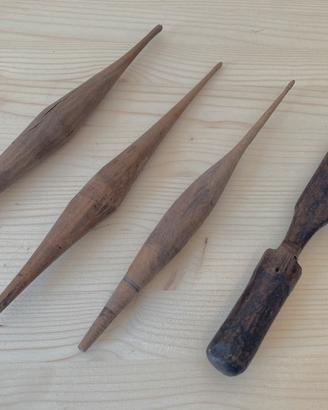 Fusi antichi in legno per filatura lana