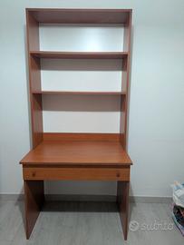 scrivania con libreria