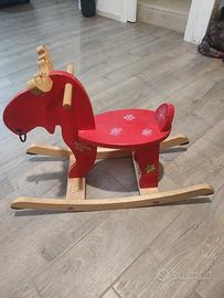 Cavallino a dondolo in legno per bambini