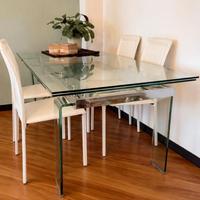 Tavolo cristallo di design e sedie