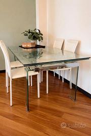 Tavolo cristallo di design e sedie