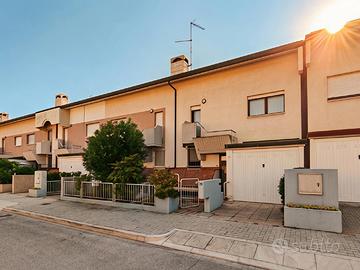 VILLETTA A SCHIERA TRICAMERE CON GIARDINO E GARAGE