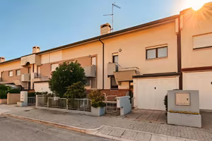 VILLETTA A SCHIERA TRICAMERE CON GIARDINO E GARAGE