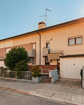 VILLETTA A SCHIERA TRICAMERE CON GIARDINO E GARAGE