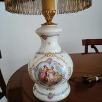 Lume decorato in ceramica.