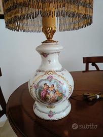 Lume decorato in ceramica.