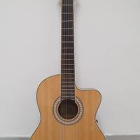 Chitarra Classica Amplificata.