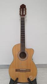 Chitarra Classica Amplificata.