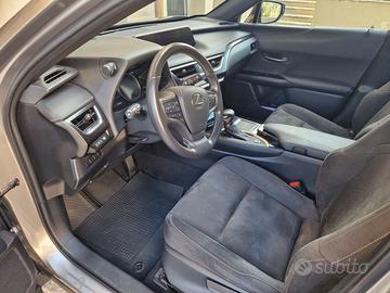 auto tenuta molto bene lexus UX250